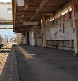 ↑　信州中野駅1番線ホーム（2019年撮影）　ホームの時刻表には廃止当時の木島線時刻が掲出されています。