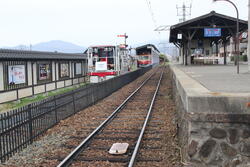 上り列車用（須坂・長野方面）の小布施駅1番線ホーム。11月16日（木）、17日（金）、21日（火）、22日（水）の終日は、３番線をご利用ください。